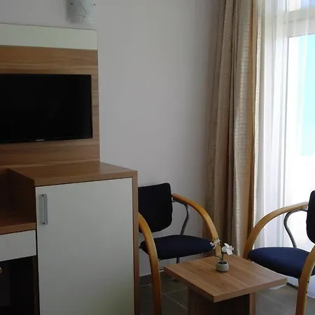 Hotel Larisa 호텔 3*