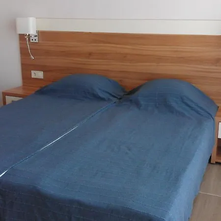 호텔 Hotel Larisa 3*